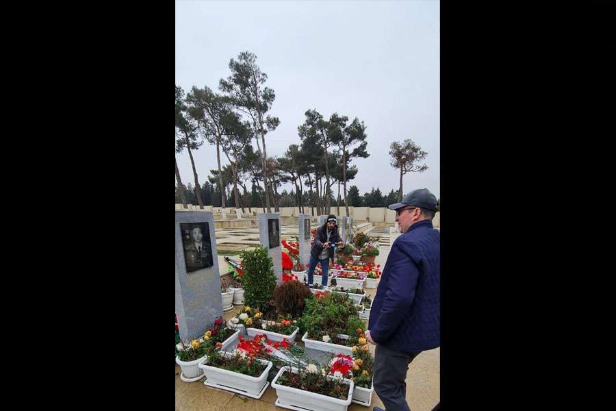 Hacı Mövsüm Səmədov şəhidləri ziyarət edib - FOTO