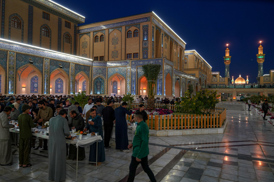 İmam Əli (ə) Ziyarətgahında iftar