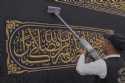 Ramazan ayı münasibətilə Kəbənin parçası dəyişdirildi - FOTO
