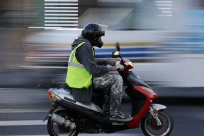 Yol polisi moped sürücülərinə müraciət edib