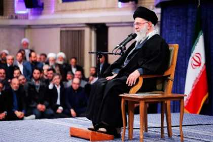 Ayətullah Xamenei: Gəmidən daha təhlükəlisi, onu dənizin dibinə göndərən silahdır