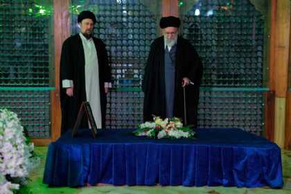 Ayətullah Xamenei İmam Xomeyninin məqbərəsini ziyarət etdi