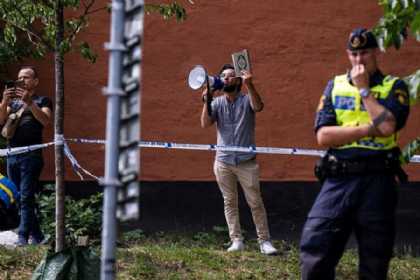 İsveç polisi Quranı yandıranları himayə etməyə davam edir