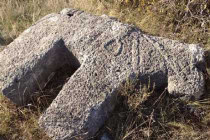 Laçında qəbirüstü at fiqurları tapılıb