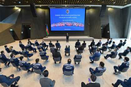 Mikayıl Cabbarov Prezidentin təbriklərini güləşçilərə çatdırıb