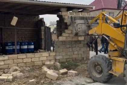 Xocəsəndə qanunsuz tikili sökülüb