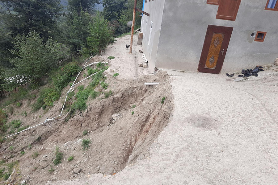 Astarada torpaq sürüşməsi olub