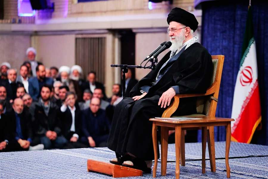 Ayətullah Xamenei: Gəmidən daha təhlükəlisi, onu dənizin dibinə göndərən silahdır