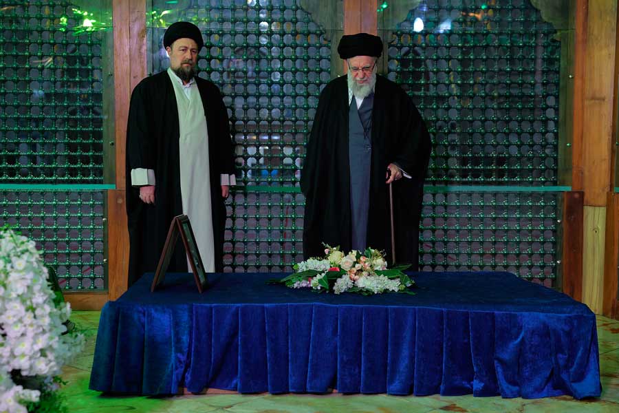 Ayətullah Xamenei İmam Xomeyninin məqbərəsini ziyarət etdi