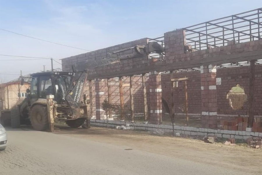 Füzulidə qanunsuz tikili sökülüb