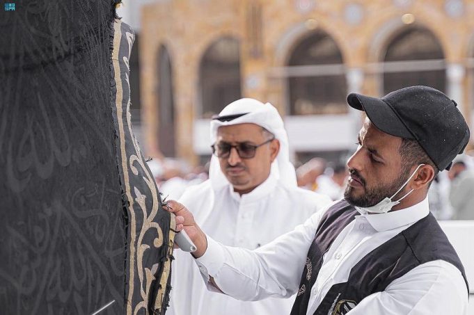 Ramazan ayı münasibətilə Kəbənin parçası dəyişdirildi - FOTO