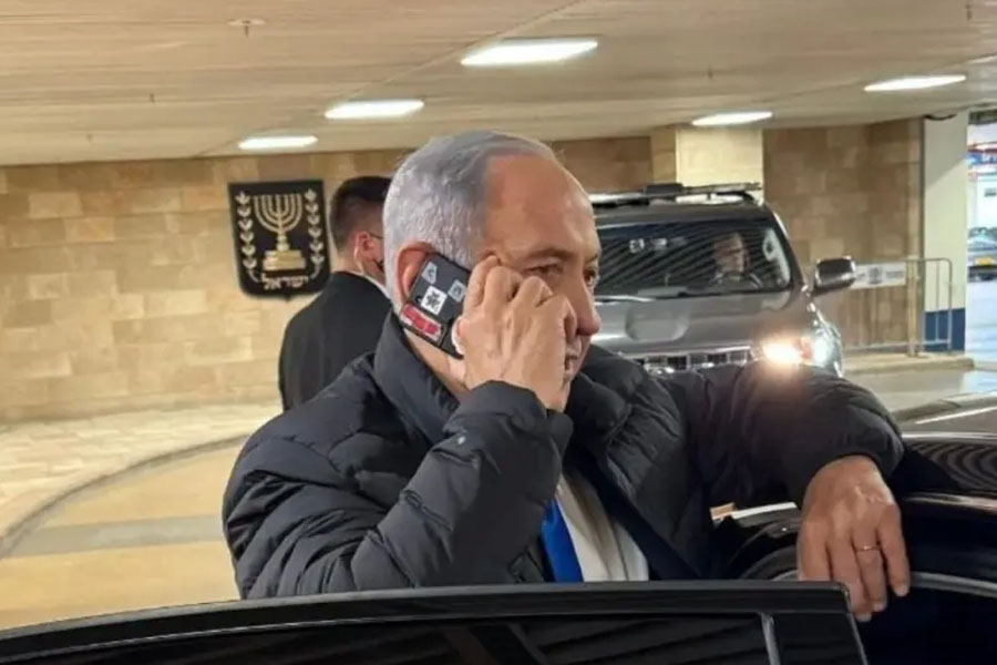 Netanyahu casuslardan belə qorunur: Telefonunun kamerasını lentlə bağladı